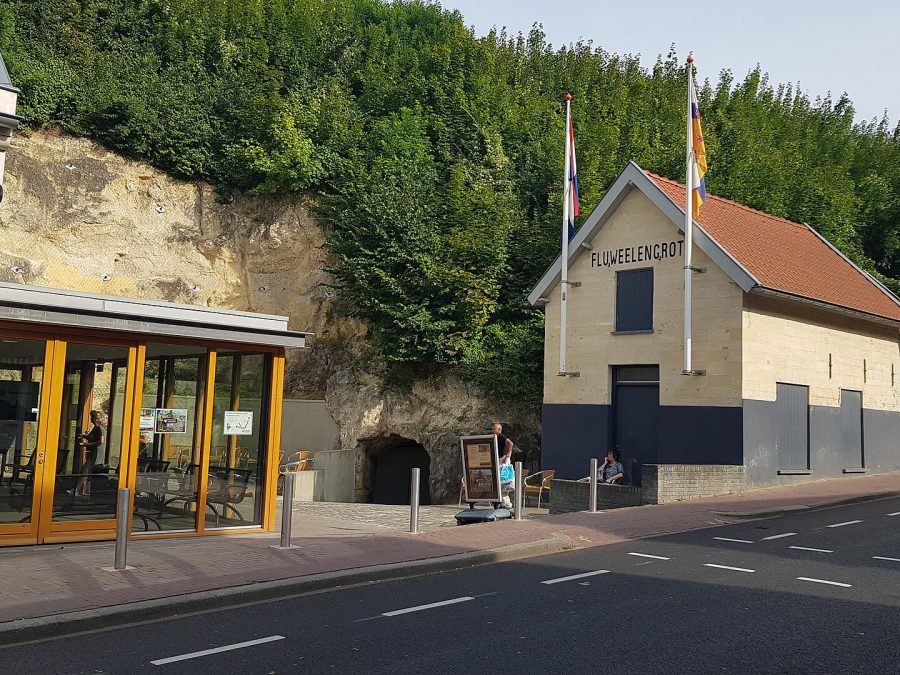 Fluweelengrot cave market